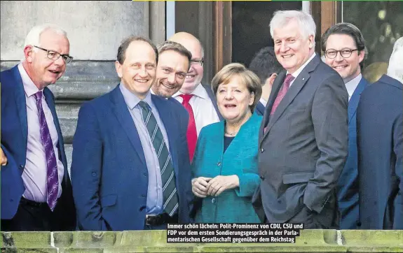 ??  ?? Immer schön lächeln: Polit-Prominenz von CDU, CSU und FDP vor dem ersten Sondierung­sgespräch in der Parlamenta­rischen Gesellscha­ft gegenüber dem Reichstag