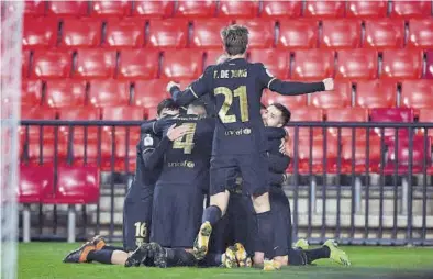  ??  ?? EFE/MIGUEL ANGEL MOLINA
Los jugadores del Barcelona celebran el 2-3 de Griezmann, anotado ya durante el tiempo extra en Granada. ((
Umtiti para que Kenedy marcara el 1-0 tras una perfecta asistencia de Alberto Soro.