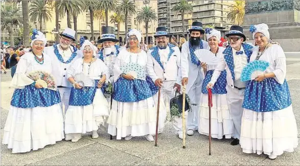  ??  ?? EQUIPO. Los preparativ­os comienzan a mediados de año y es un trabajo en grupo: algunos organizan rifas, otros se encargan de las telas y otros de la costura de los trajes.