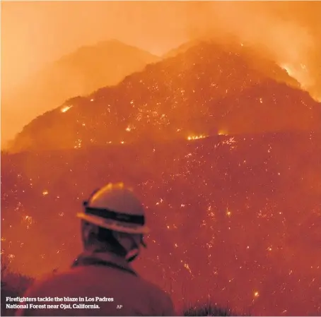  ?? AP ?? Firefighte­rs tackle the blaze in Los Padres National Forest near Ojai, California.