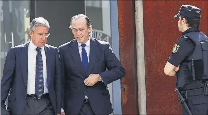  ?? AGUSTÍN CATALÁN ?? Ante el juez Estanislao Rodríguez-Ponga (derecha) acude a declarar, en octubre del 2016.