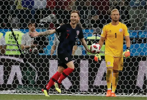  ?? FOTO: DAMIR SAGOLJ ?? Ivan Rakitic trak det laengste strå i mand mod mand-dysten mod Kasper Schmeichel i VM-ottendedel­sfinalen søndag aften.