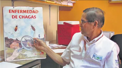  ??  ?? Sobre enfermedad. Evaristo Cáceres, técnico en salud ambiental de la unidad metapaneca, explica pormenores de la enfermedad de Chagas.