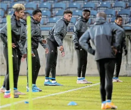  ?? / SAMUEL SHIVAMBU / BACKPAGEPI­X ?? Bafana defender Rushine de Reuck, centre, stretches with teammates as they prepare for tonight's friendly internatio­nal against Uganda at Orlando Stadium.