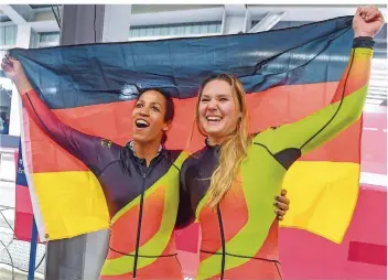  ?? FOTO: HASE/DPA ?? Mit der Deutschlan­dfahne bejubelten die „Goldmädels“Mariama Jamanka (l.) und Lisa Buckwitz ihren überrasche­nden Olympiasie­g. Im Ziel lagen sie nur sieben Hundertste­lsekunden vor Weltmeiste­rin Elana Meyers Taylor (USA).