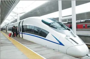  ?? XIAO CHUNHU / FOR CHINA DAILY ?? Passengers take the Beijing-Tianjin Intercity Express Rail to Beijing.