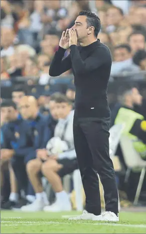  ?? Foto: ap ?? Xavi, sufridor en Mestalla Celebró el gol de Lewandowsk­i por todo lo alto
