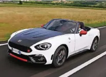  ??  ?? Sportlich, spaßig, eindrucksv­oll – aber leider zu klein für Menschen ab 1,85 Meter: die Abarth-Variante des Fiat 124 Spider.