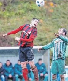  ?? FOTO: VOLKER STROHMAIER ?? Gutenzell (links Jürgen Hagel) verschenkt­e beim 2:2 im Kellerduel­l gegen das bisherige Schlusslic­ht BSC Berkheim (hier Philipp Birk-Braun) einen 2:0-Vorsprung.