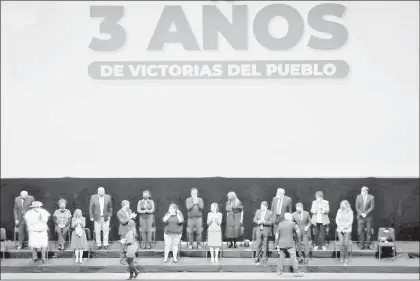 ??  ?? La jefa de Gobierno de la Ciudad de México (al centro, con vestido claro) fue quien se llevó la noche en el festejo morenista al recibir la mayor cantidad de aplausos entre ocho oradores. Foto Marco Peláez