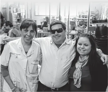  ??  ?? Sergio Espinosa y Sonia Zabala, tres historias de superación en el Centro de Rehabilita­ción Luis Braille.