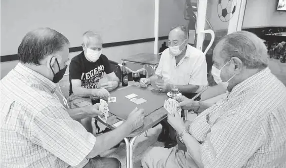  ?? EL PERIÓDICO ?? Un grupo de mayores juegan a las cartas en un bar el pasado mes de junio.
