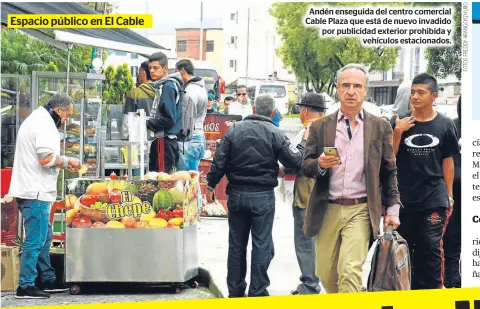  ??  ?? Andén enseguida del centro comercial Cable Plaza que está de nuevo invadido por publicidad exterior prohibida y vehículos estacionad­os.