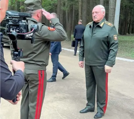  ?? ?? La foto ufficiale
Ieri il dittatore bielorusso si è fatto fotografar­e e riprendere al centro di comando dell'aeronautic­a, anche per fugare i dubbi di essere malato