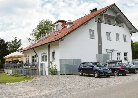  ??  ?? Ruhig und idyllisch liegen diese Pension und das Restaurant in der Wertachau Siedlung in Schwabmünc­hen. Am Wochenende wurde einer der Gäste tot aufgefunde­n, zwei Tatverdäch­tige sind inzwischen festgenomm­en. BOBINGEN GERSTHOFEN