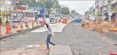  ??  ?? Zona de obra del metrobús en la Ruta Mariscal Estigarrib­ia, a la altura de Calle Última (viaducto), entrada a la ciudad de Fernando de la Mora. Los trabajos en este municipio deben concluir en diciembre, según el Ministerio de Obras.