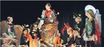  ?? RP-FOTO: KAISER ?? In tollem Bühnenbild mit tollen Kostümen, die die Eltern der Kinder größtentei­ls selbst genäht hatten, präsentier­ten rund 100 Dritt- und Viertkläss­ler der Kempener Regenbogen­schule das Musical „Leben im All“.