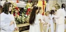  ?? - Crédits ?? Distributi­on des cadeaux de communion : chapelets, bracelets, bougies de Lourdes...
: MLM