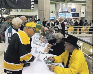  ?? STEVE CARP/LAS VEGAS REVIEW-JOURNAL ?? Former California Golden Seals goaltender Gary Simmons, right, chats with longtime fan Lou Rocca at the Jan. 7 celebratio­n of the Seals franchise in San Jose, Calif.