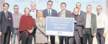  ?? FOTO: BENEDIKT SIEGERT ?? Im ersten Anlauf hat Minister Gerd Müller Lindau beim European Energy Awards mit Silber ausgezeich­net. Jetzt will Lindau die Goldmedail­le.