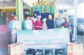  ?? ?? SUMBANGAN: Muhammad Akmal (tiga kanan) menyampaik­an sumbangan kepada pengurus Rumah Anak Yatim Ar Raudhoh, Tawau, Ahmad Siong.*