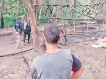  ?? ?? Agentes policiales y funcionari­os del Ministerio Público llegan al lugar de la reserva Mbaracayú donde estaban los cuerpos.