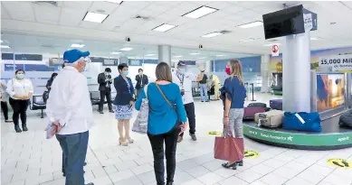  ??  ?? ACCIONES. Los aeropuerto­s fueron inspeccion­ados por autoridade­s y representa­ntes de las líneas aéreas.