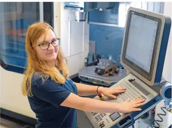  ?? FOTO: OLIVER DIETZE ?? Seina Weinmann hat bei Bosch in Homburg eine Ausbildung zur Industriem­echanikeri­n gemacht. Drei Wochen durfte sie in einem italienisc­hen Werk arbeiten. Dort lief einiges anders als in Deutschlan­d.