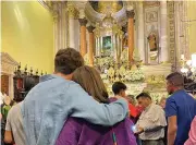  ?? ?? ■ La aspirante presidenci­al le llevó un arreglo floral a la Virgen de San Juan de Los Lagos acompañada de su hijo Juan Pablo.