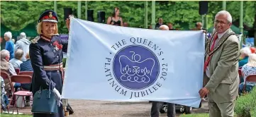  ?? ?? Elizabeth Fothergill CBE and Councillor Paul Dunn launch South Derbyshire District Council’s Platinum Jubilee flag at Maurice Lea Memorial Park