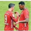  ?? FOTO: DPA ?? Abschied? Robert Lewandowsk­i mit Jerome Boateng.