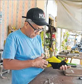  ?? JOFFRE LINO / EXPRESO ?? Oficio. Alcides Beltrán, de 68 años, trabaja en la confección de zapatos.