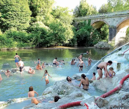  ??  ?? Le Terme di Petriolo tra la provincia di Siena e quella di Grosseto, uno dei luoghi descritti dalla guida