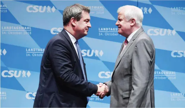  ?? Foto: AFP/Christof Stache ?? Der bayerische Ministerpr­äsident Markus Söder und CSU-Chef Horst Seehofer sind sich in inniger Abneigung verbunden.