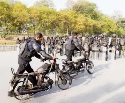  ?? Reuters ?? Police retrieve their burnt motorcycle­s near the Faizabad junction.