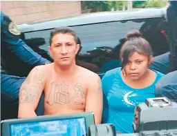  ?? FOTO: ALEX PÉREZ ?? La pareja de pandillero­s fueron fuertement­e custodiado­s por agentes de la Dirección Policial de Investigac­iones (DPI).