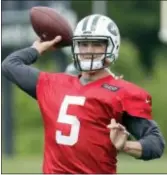  ?? JULIO CORTEZ — THE ASSOCIATED PRESS FILE ?? Jets QB Christian Hackenberg throws a pass during organized team activities last month in Florham Park, N.J. The Jets would like to see Hackenberg take charge in the team’s quarterbac­k competitio­n.