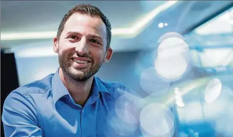  ??  ?? Domenico Tedesco an seinem neuen Arbeitspla­tz in der Arena auf Schalke in Gelsenkirc­hen. Foto: Jakob Studnar