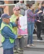  ??  ?? Convocator­ia.Damnificad­os de los dos municipios hicieron largas filas para recibir los diferentes artículos, en especial alimentos.