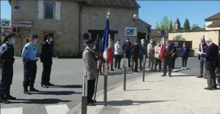  ??  ?? Commémorat­ion du 8 mai 45 en petite assemblée, conjonctur­e sanitaire oblige...