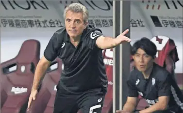  ??  ?? Juanma Lillo da instruccio­nes durante un partido en su etapa como entrenador del Qingdao Huanghai.