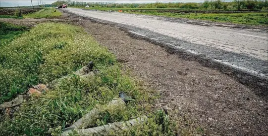  ?? ?? GUERRA. Cuerpos de dos soldados rusos encontrado­s en la aldea de Vilkhivka, este lunes, cerca de Kharkiv, después de que el ejército ucraniano recuperara esa localidad.