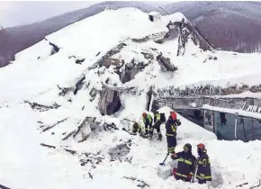  ?? EUROPEAN PRESS AGENCY ?? Rescuers search for victims at Hotel Rigopiano in Farindola, Italy. An avalanche flattened the hotel and at least 30 people were missing.