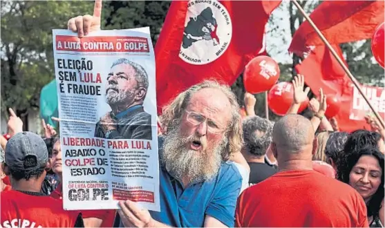  ?? (AP) ?? Manifestan­tes. Ayer hubo marchas y protestas en diferentes ciudades de Brasil por la situación de Lula.