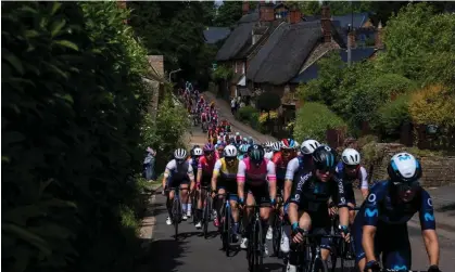  ?? ?? The peloton passes through the village of Hook Norton during the Women's Tour in 2022. Photograph: Justin Setterfiel­d/Getty Images