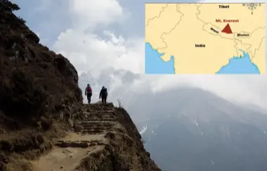  ?? Credit: Blair Millar ?? Below left: On the trek from Lukla to Chaurikhar­ka.