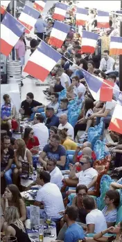  ??  ?? On a refusé du monde hier à la Brasserie de Monaco où toutes les tables étaient déjà réservées au coup d’envoi. Du côté de la place d’Armes, l’ambiance était aussi chaude devant les écrans du Monaco Bar.