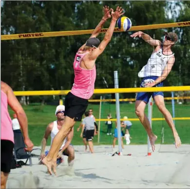  ?? FOTO: SJUR STØLEN / DIGITALSPO­RT ?? Martin Spinnangr (som her smasher) og Tarjei Skarlund ledet 1–0, men tapte 2–1 i Nm-finalen i Stavanger.