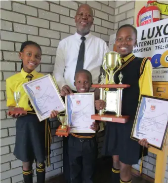  ??  ?? Academic winners Ambesa Nqipha, Ayolisiwe Nombula and Singalakha Maphekula with principal Jan Mathiale.