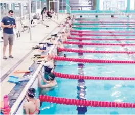  ?? ?? z Aspecto del entrenamie­nto del equipo de natación del Centro Acuático Piedras Negras que este fin de semana participar­á en Saltillo en un evento de preparació­n para el torneo estatal.